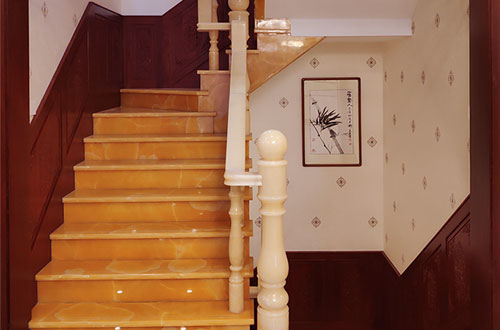 振安中式别墅室内汉白玉石楼梯的定制安装装饰效果